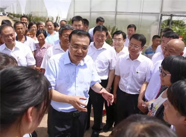李克強總理冒酷暑考察陜西羊乳產業鏈，精準扶貧項目
